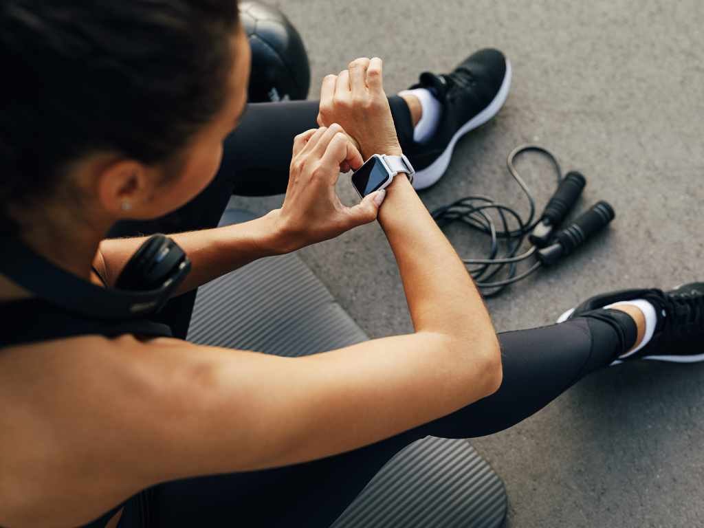 girl working out with a smart fitness watch